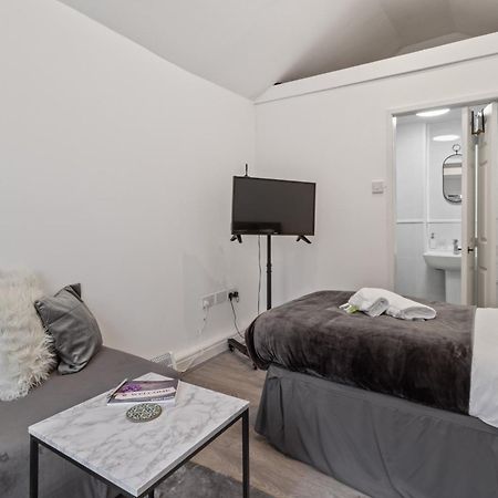 Studio Cottage With Shared Garden - 3Min To Bus Stop Manchester Exterior photo