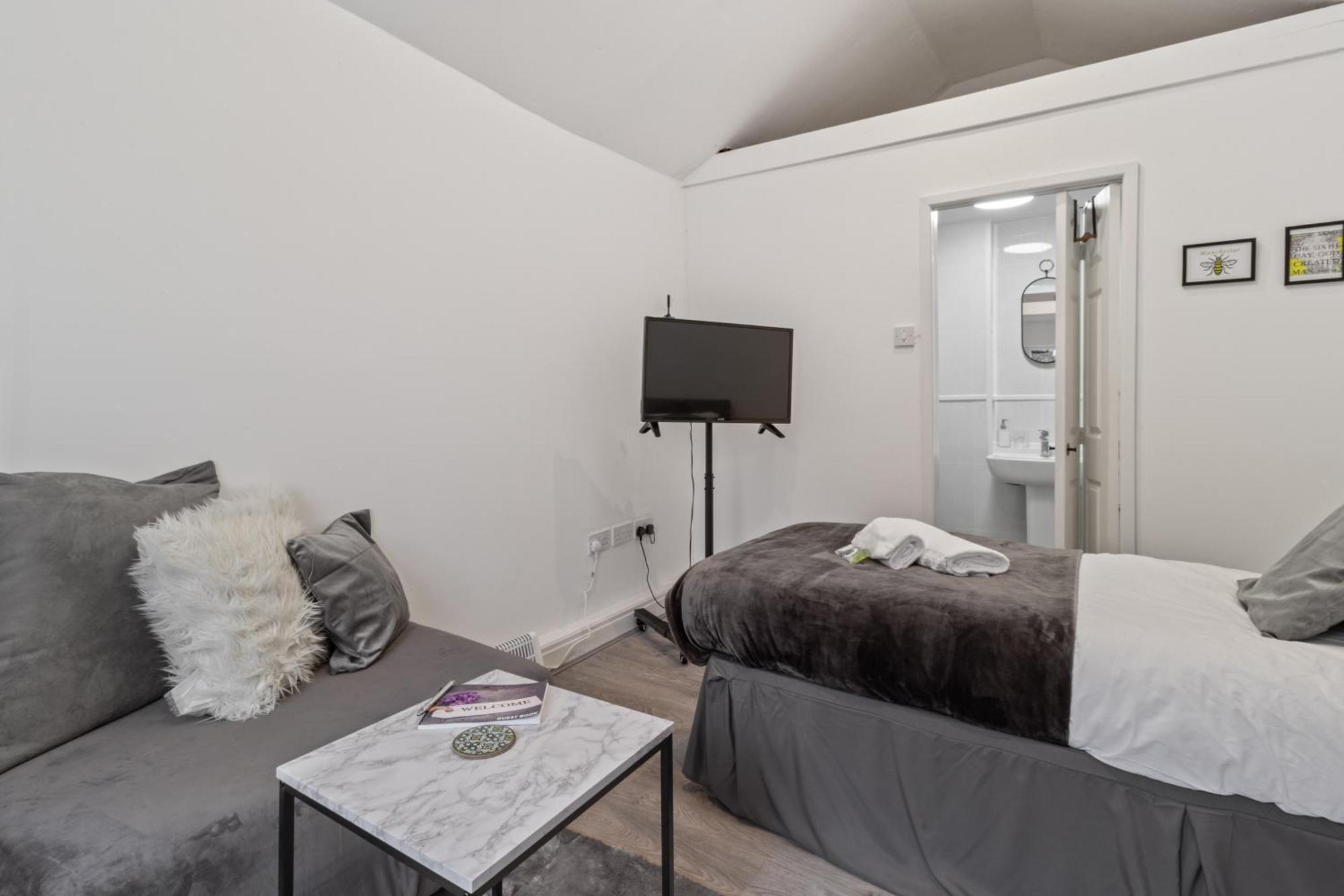 Studio Cottage With Shared Garden - 3Min To Bus Stop Manchester Exterior photo