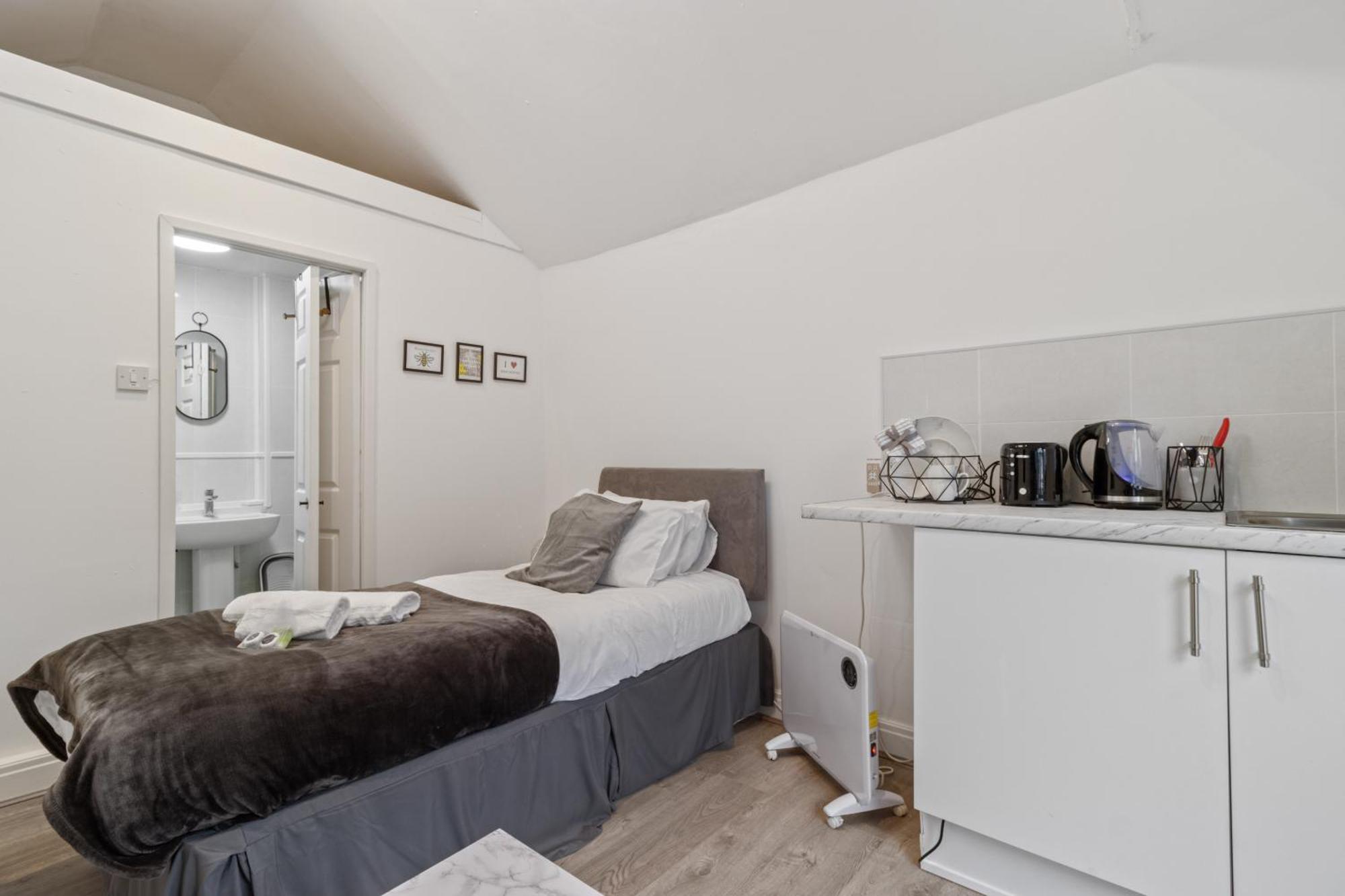 Studio Cottage With Shared Garden - 3Min To Bus Stop Manchester Exterior photo