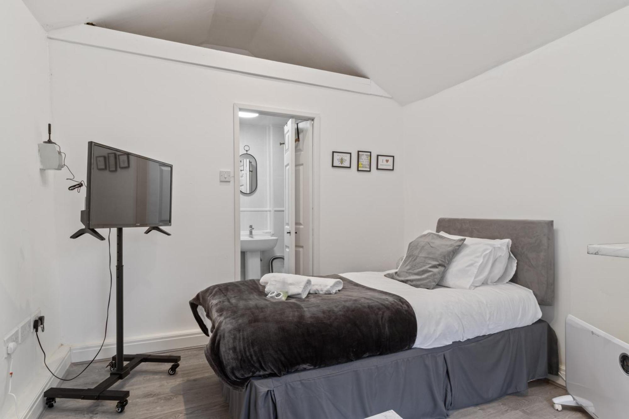 Studio Cottage With Shared Garden - 3Min To Bus Stop Manchester Exterior photo
